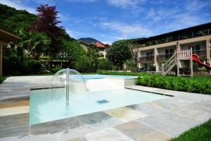 una piscina con una fuente en un patio en Modern Living by Nalserhof, en Nalles
