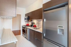 Una cocina o zona de cocina en UES 2BR wIndoor pool Doorman City views NYC-243