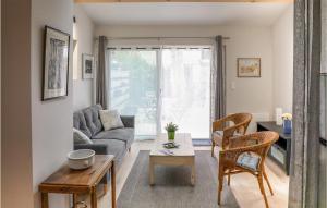 Cozy Home In Bdoin With Kitchen في بيدوان: غرفة معيشة مع أريكة وطاولة