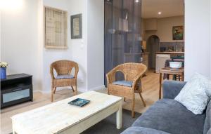 Cozy Home In Bdoin With Kitchen في بيدوان: غرفة معيشة مع أريكة وكراسي وطاولة