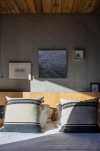 a bedroom with a bed with a wooden head board at Hôtel Restaurant Le Monêtier in Le Monêtier-les-Bains