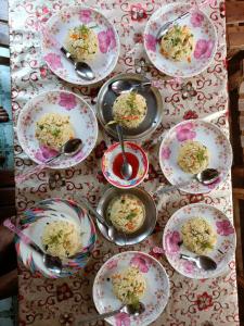 una mesa cubierta con platos de comida en una mesa en Live in Nature en Darjeeling