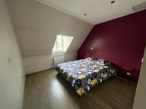 um quarto com uma cama com uma colcha em Maison Centre ville Blois em Blois