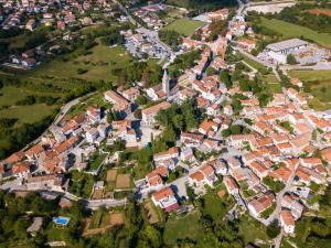 Nespecifikovaný výhled na destinaci Gradišće nebo výhled na město při pohledu z prázdninového domu