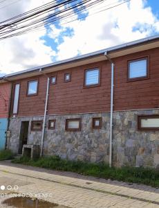 un edificio de ladrillo con ventanas laterales en Santa Teresa Hostel, en Temuco