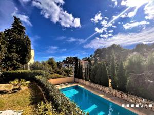 einen Pool in einem Garten mit blauem Himmel in der Unterkunft VH CostaBlanca - POLEN in Benissa