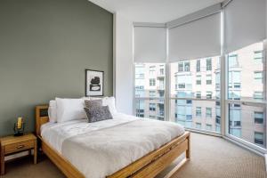 Кровать или кровати в номере Penn Quarter 2BR w Gym Pool nr National Mall WDC-167