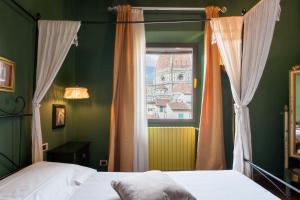 1 dormitorio con cama y ventana en Firenze Rentals Corso 12, en Florencia