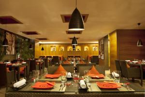 ห้องอาหารหรือที่รับประทานอาหารของ Lemon Tree Premier, Ulsoor Lake, Bengaluru