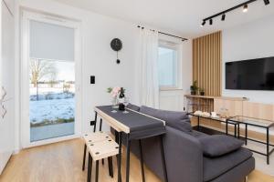 uma sala de estar com um sofá e uma mesa em Butterfly Apartment with Parking by Renters em Gdańsk
