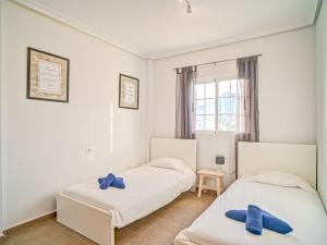 Łóżko lub łóżka w pokoju w obiekcie Holiday Home Luz del Sol by Interhome