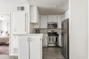 Köök või kööginurk majutusasutuses Sherman Oaks 1BR nr WF TJ nr Ventura Blvd LAX-539