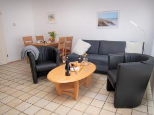 ノルトダイヒにあるApartment Koralle by Interhomeのリビングルーム(ソファ、テーブル、椅子付)