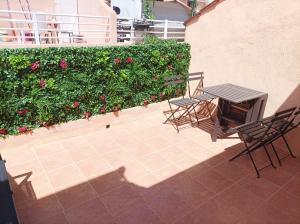 taras ze stołem, krzesłami i kwiatami w obiekcie Casa DamiAnna - Pool - WiFi - FuerteventuraBay w mieście Costa de Antigua