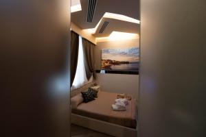 um quarto com uma cama com um quadro na parede em Th Luxury em Giardini Naxos