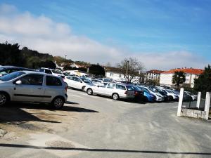 Un tas de voitures garées dans un parking dans l'établissement Piso Bertamiráns, à Amés