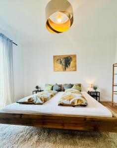 Ένα ή περισσότερα κρεβάτια σε δωμάτιο στο Wasserspaß pur - Luxus Ferienhaus bei Berlin, direkt am Wasser, inkl SUPs und Schlauchboot!