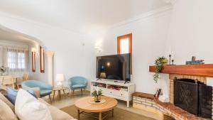 Televízia a/alebo spoločenská miestnosť v ubytovaní Villa Angeles Nerja by Ruralidays