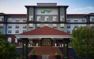 Holiday Inn Hotel & Suites Madison West, an IHG Hotel في ميدلتون: مبنى الفندق مع وضع علامة عليه