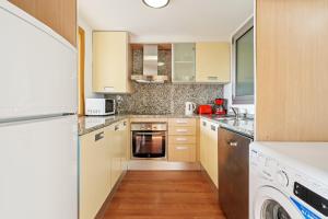 Kuchyň nebo kuchyňský kout v ubytování WELCS APARTAMENTO 051 EMP con vistas al mar + 11 fotografií