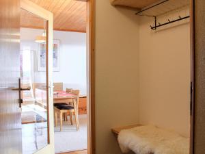 Cette chambre dispose d'une porte menant à une salle à manger. dans l'établissement Apartment La Bercière 21 by Interhome, à Villars-sur-Ollon