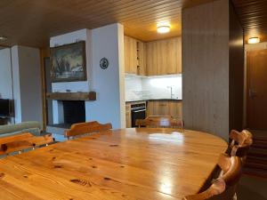 ヴェンゲンにあるApartment Chäs Gruebi by Interhomeのキッチン付きの客室で、大きな木製テーブルが備わります。