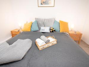 een bed met twee manden handdoeken erop bij Holiday Home Butzel by Interhome in Norddeich +35 foto's