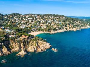 einem Luftblick auf ein Dorf an einer felsigen Küste in der Unterkunft Holiday Home Amare Monte by Interhome in Benissa + 5 Fotos