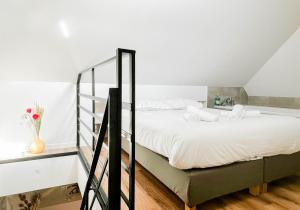 1 dormitorio con 1 cama grande con sábanas blancas en Rainbow, rue carnot en Annecy