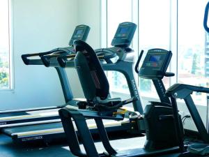 - une salle de sport avec des appareils de cardio-training dans l'établissement Dreams Room Soha II, à Santiago de los Caballeros