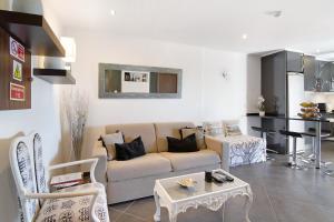 una sala de estar con un sofá y una mesa en Apartamento Freire, en Portimão 12 fotos más