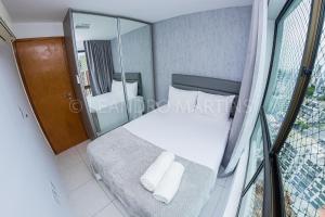 1 dormitorio con 1 cama con 2 almohadas en Apartamento Royale na praia de Boa Viagem, en Recife