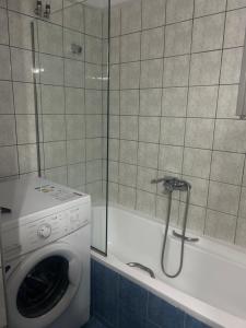 克桑西的住宿－Luxury apartment in the center of Xanthi，带淋浴的浴室内的洗衣机