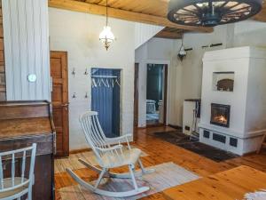 un salon avec deux chaises et une cheminée dans l'établissement Holiday Home Piilutupa by Interhome, à Luhanka