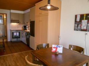 een keuken en eetkamer met een tafel en stoelen bij Apartment Chalet Albi by Interhome in Grindelwald