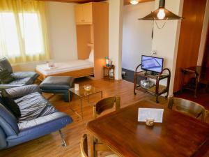 een woonkamer met een bank en een tafel bij Apartment Chalet Albi by Interhome in Grindelwald