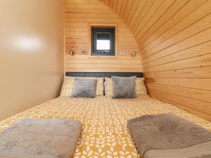 una piccola camera con un letto in una stanza di Sun Rise a Penzance