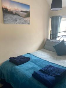 a bedroom with a bed with two towels on it at Happy Holiday apartments in Mablethorpe