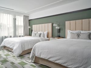 um quarto de hotel com duas camas e uma janela em Six South St. Hotel em Hanover