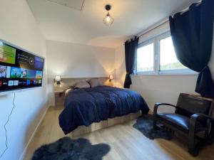 um quarto com uma cama e uma televisão de ecrã plano em Hohwarth - Le Contemporain - Logement 6 personnes em Saint-Pierre-Bois