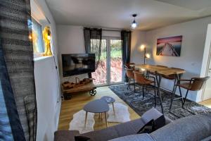 uma sala de estar com um sofá e uma mesa em Hohwarth - Le Contemporain - Logement 6 personnes em Saint-Pierre-Bois