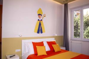 a bedroom with a bed with orange and yellow pillows at Sirena Partenope e San Gennaro HOME - Rione Sanità - Centro Storico Napoli in Naples