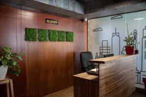 un salon de coiffure avec des plantes sur le mur dans l'établissement Hotel Euro, à Tirana