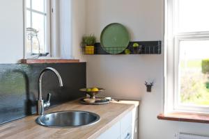 a kitchen with a sink and a window at Vakantieverblijf de Trommel in Domburg +113 photos