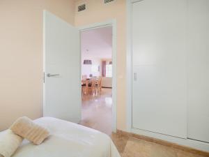 Posteľ alebo postele v izbe v ubytovaní Oasis la Cala 3 ,Pools, Parking and wifi