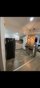 uma cozinha com um frigorífico preto num quarto em Apartamento confortable,lujoso y cómodo em Sabaneta