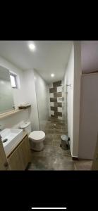 uma casa de banho com um WC e um lavatório em Apartamento confortable,lujoso y cómodo em Sabaneta