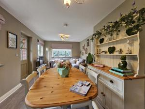 a dining room with a wooden table and chairs at Little Broad Cottage Norfolk 2 Bedroom Sleep 4 in Great Yarmouth