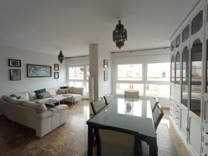 een woonkamer met een bank en een tafel bij Luminosa vivienda con Vistas en Casco Histórico in Cartagena