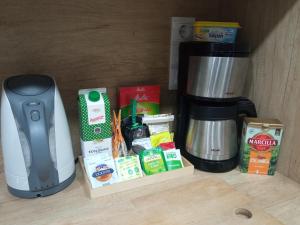 une cafetière et une cafetière posées sur un comptoir dans l'établissement Luminosa vivienda con Vistas en Casco Histórico, à Carthagène 11 autres photos